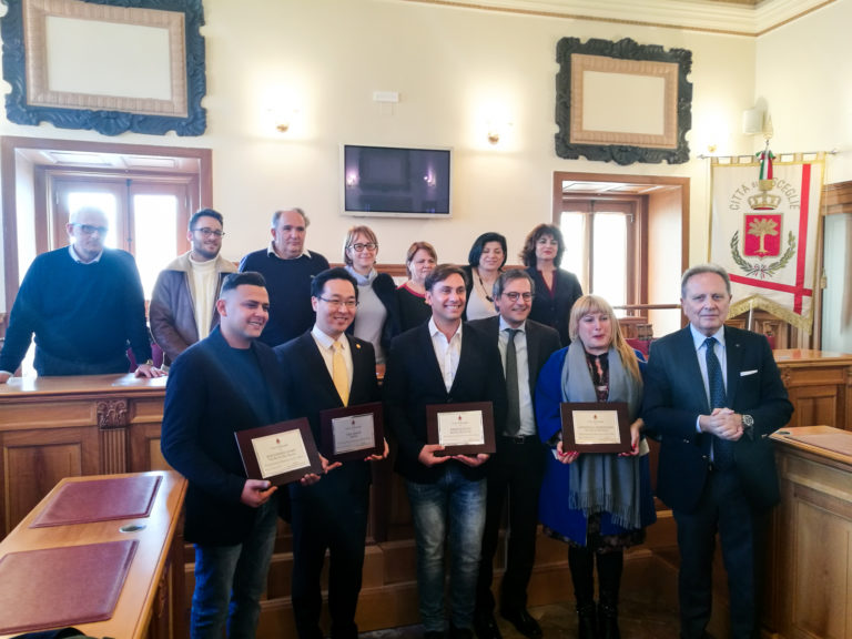 Bisceglie, il candidato premio Nobel per la pace Odino Faccia ricevuto a Palazzo di Città con l’AD di Universo Salute Telesforo