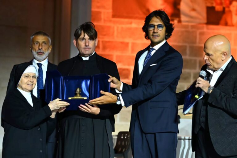 A DON ANTONIO COLUCCIA IL PREMIO NAZIONALE DON UVA 2024