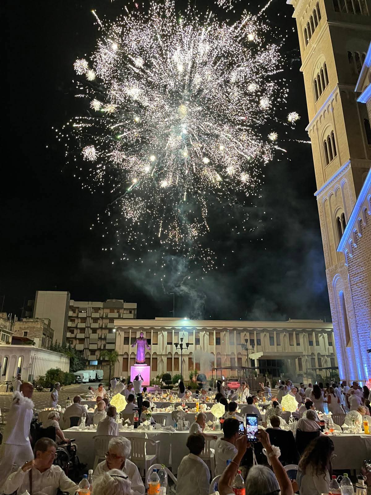 BISCEGLIE,  UN SUCCESSO LA CENA IN BIANCO PER GLI OSPITI DI UNIVERSO SALUTE
